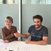Cristina Herrera, presidenta d’Osona Contra el Càncer, i Jordi Ruvireta, president del Club Natació Vic – ETB, en el moment de la signatura del conveni el passat 21 de maig.